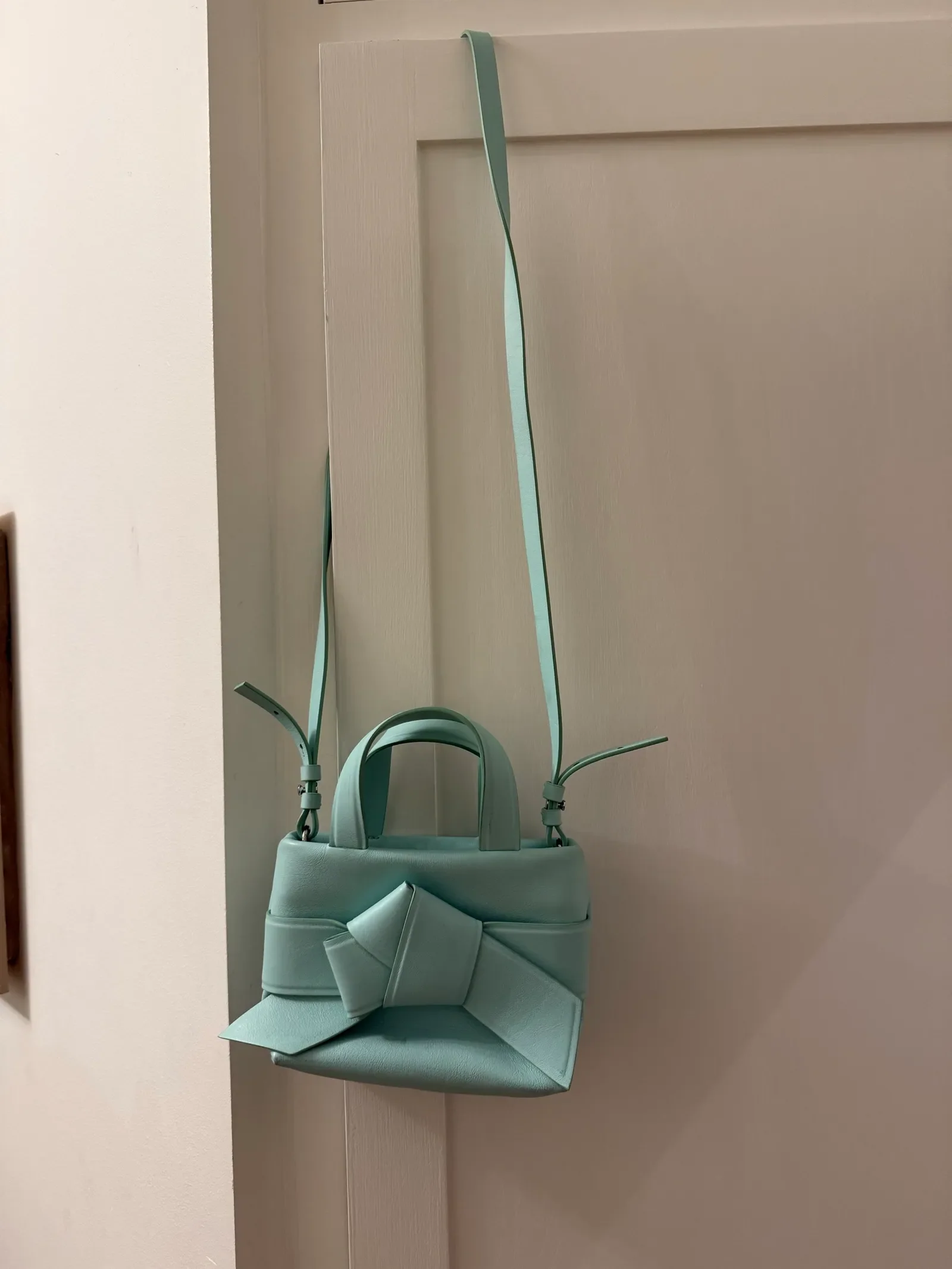 Acne Studios Musubi-skinnhandväska - Image 10
