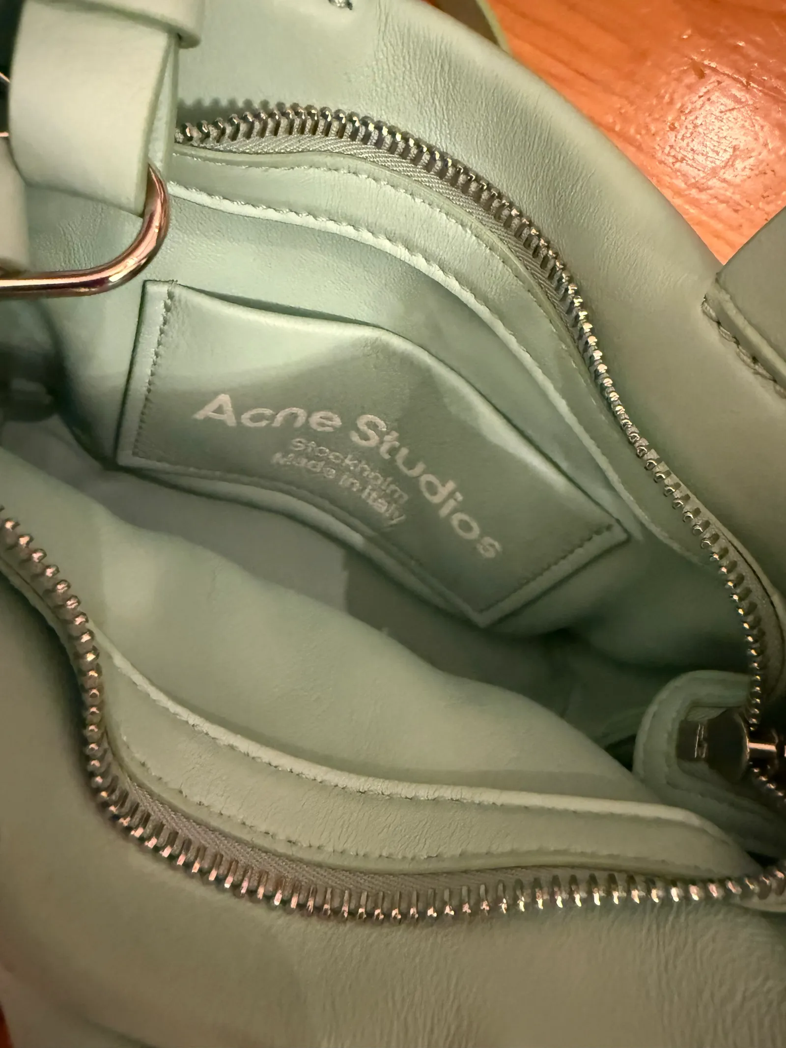 Acne Studios Musubi-skinnhandväska - Image 3
