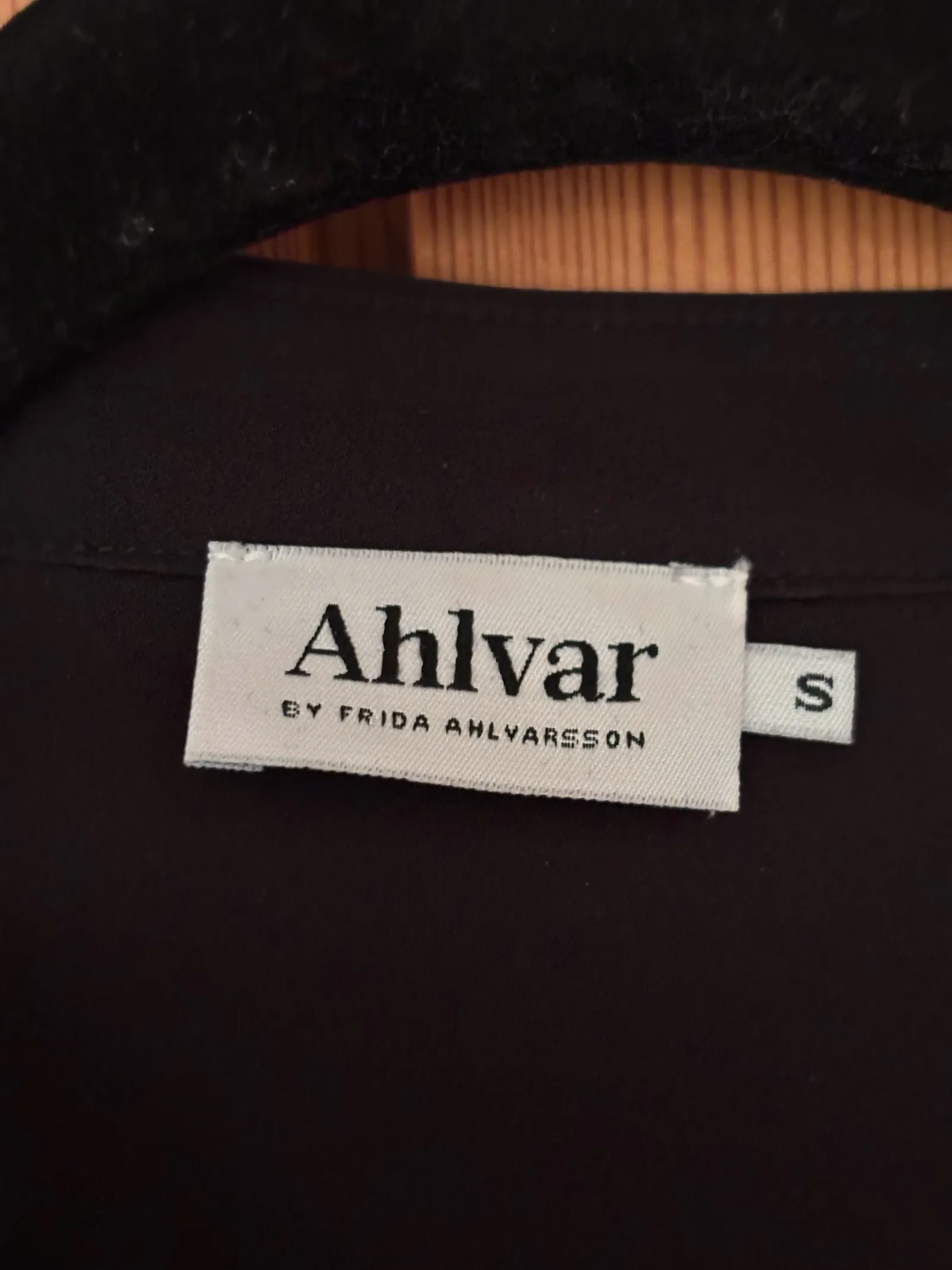Ahlvar Gallery-sidenjacka - Image 2