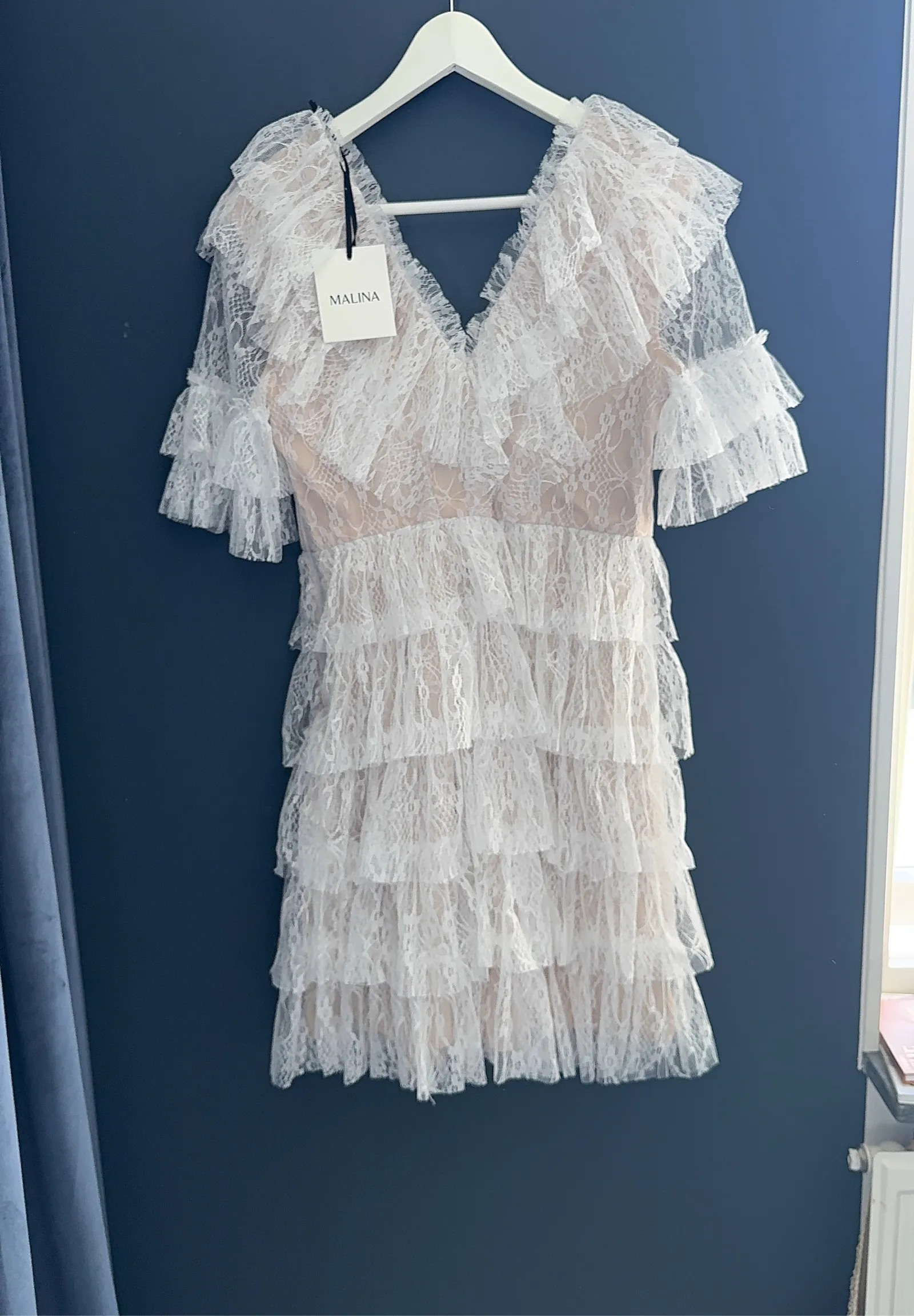 By Malina Sky V- Frill Mini Lace-klänning NWT - Image 4