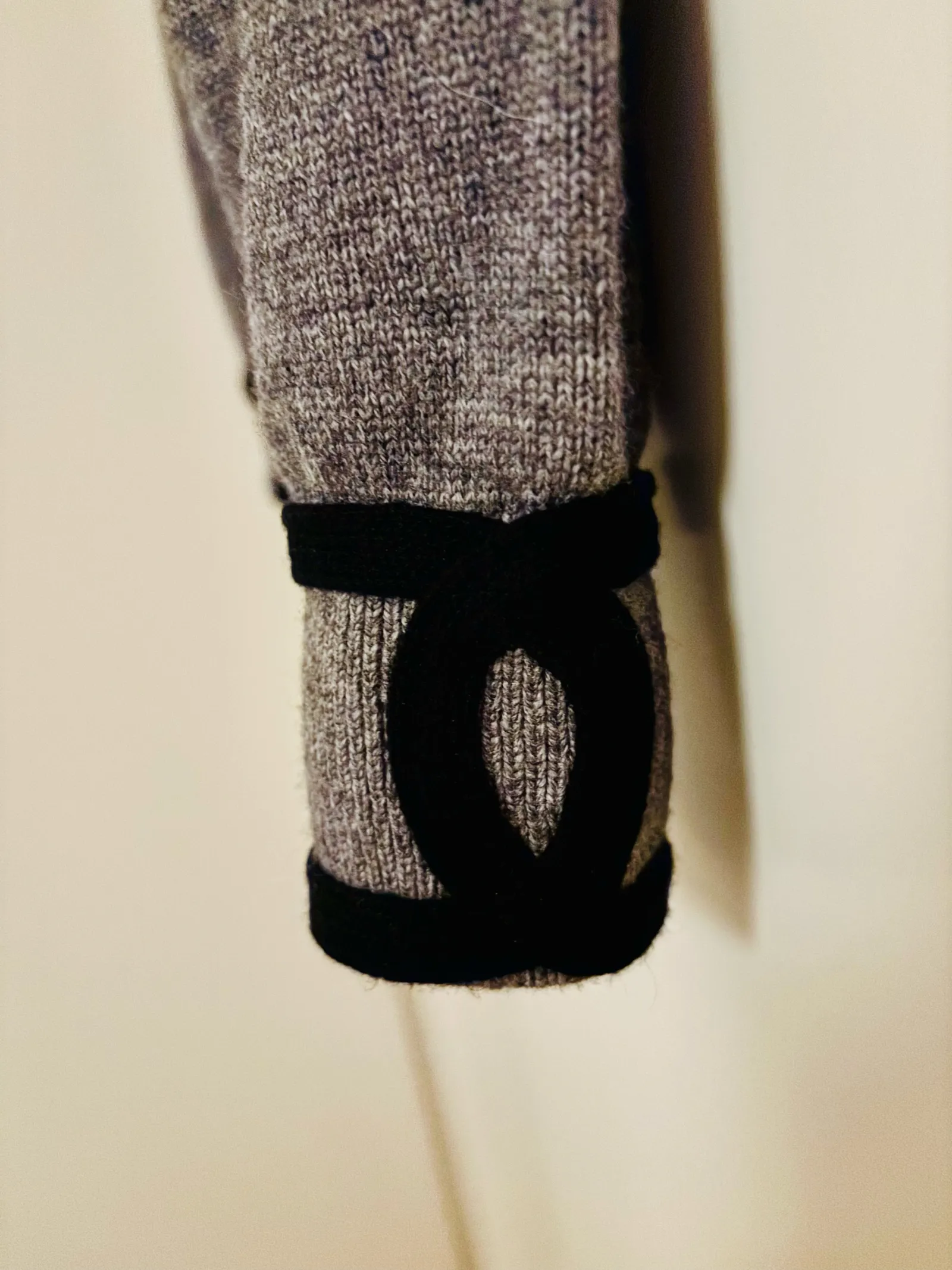 Chanel Grey Cashmere Knit With Gold Hardware-kashmirkofta - Image 4