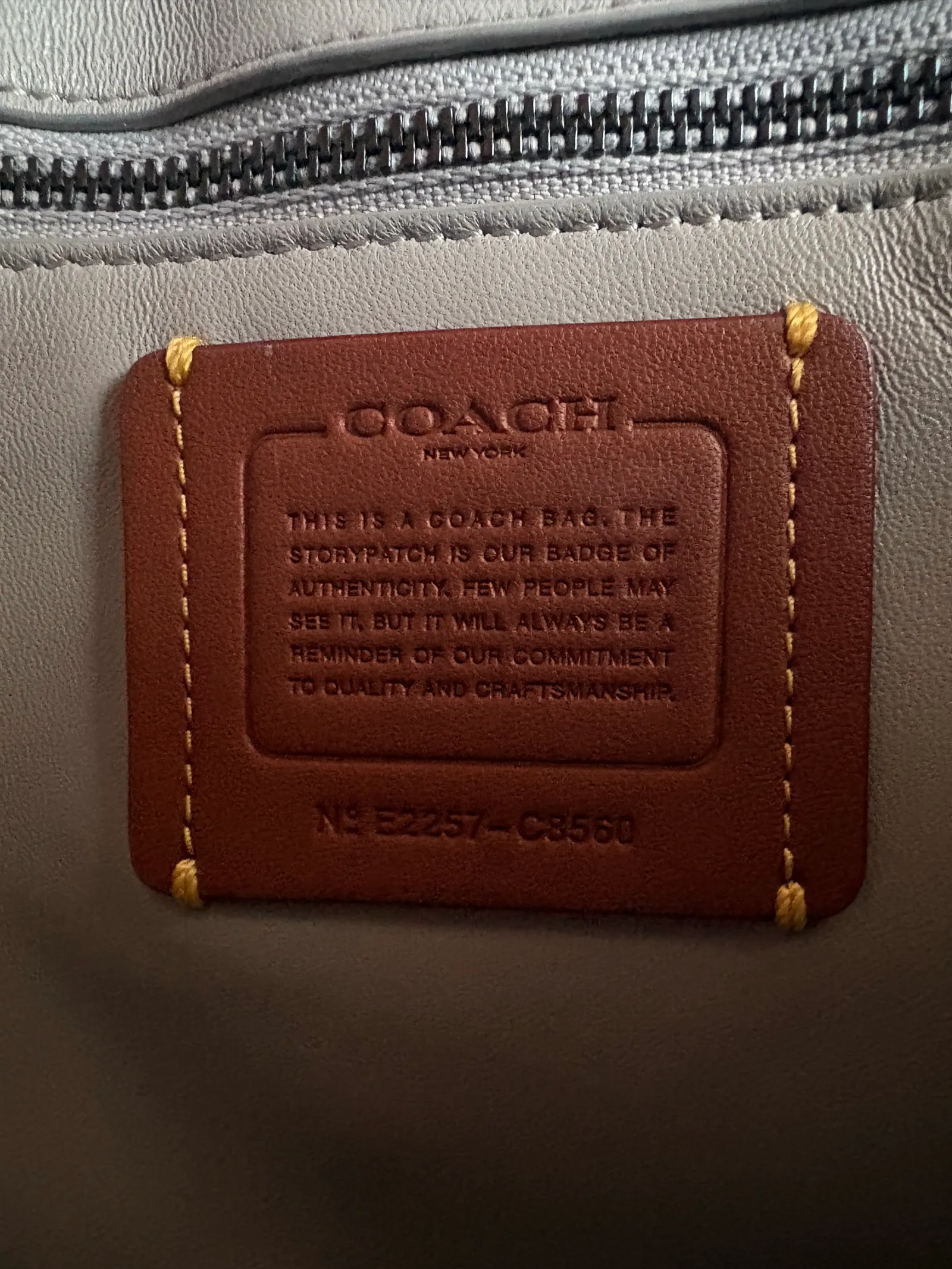 Coach Quilted Pillow Madison-skinnaxelremsväska - Image 6