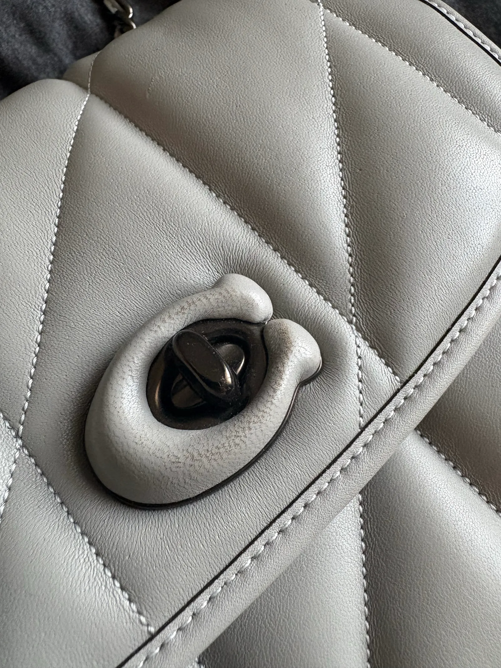 Coach Quilted Pillow Madison-skinnaxelremsväska - Image 9