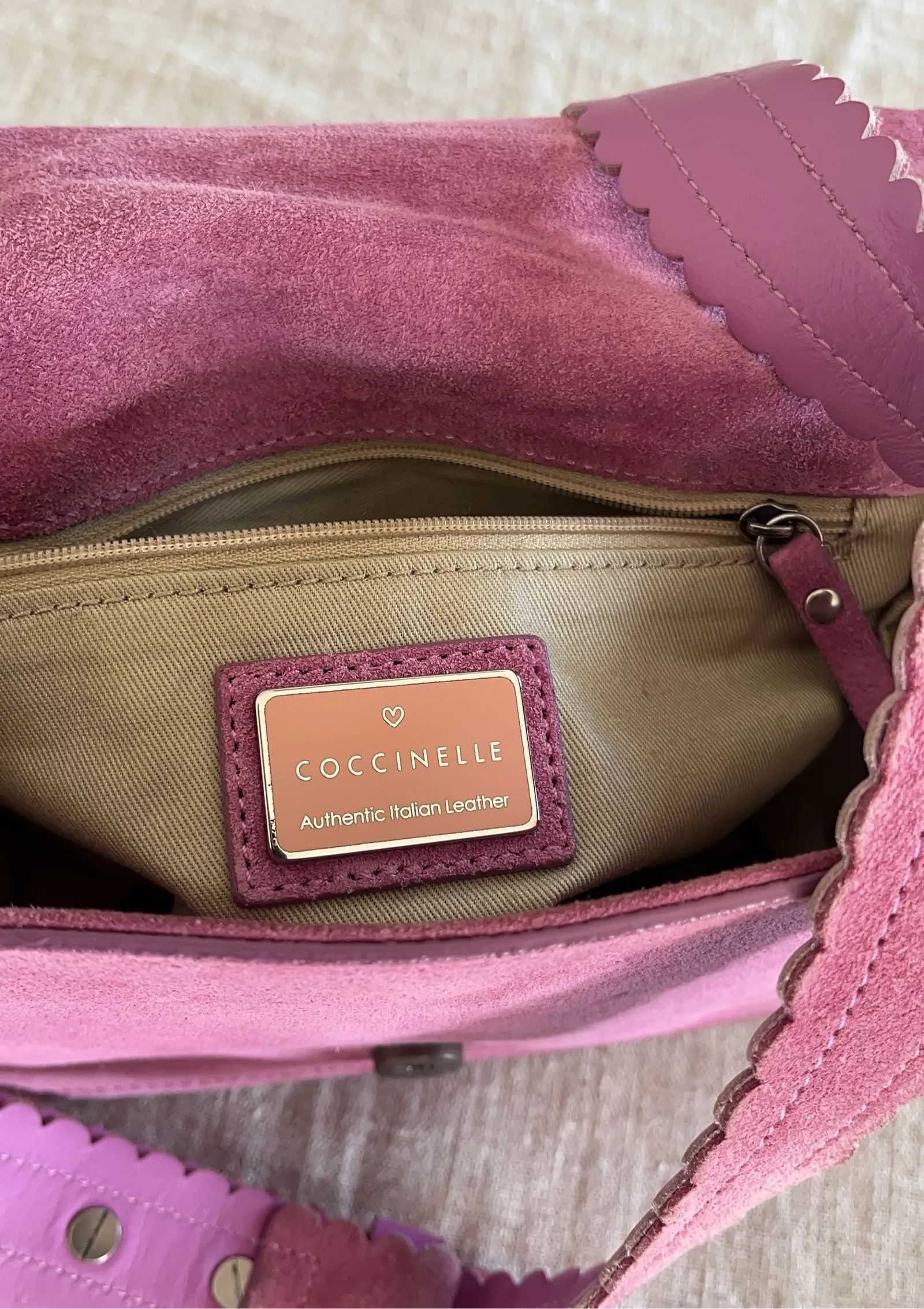 Coccinelle-skinnaxelremsväska - Image 6