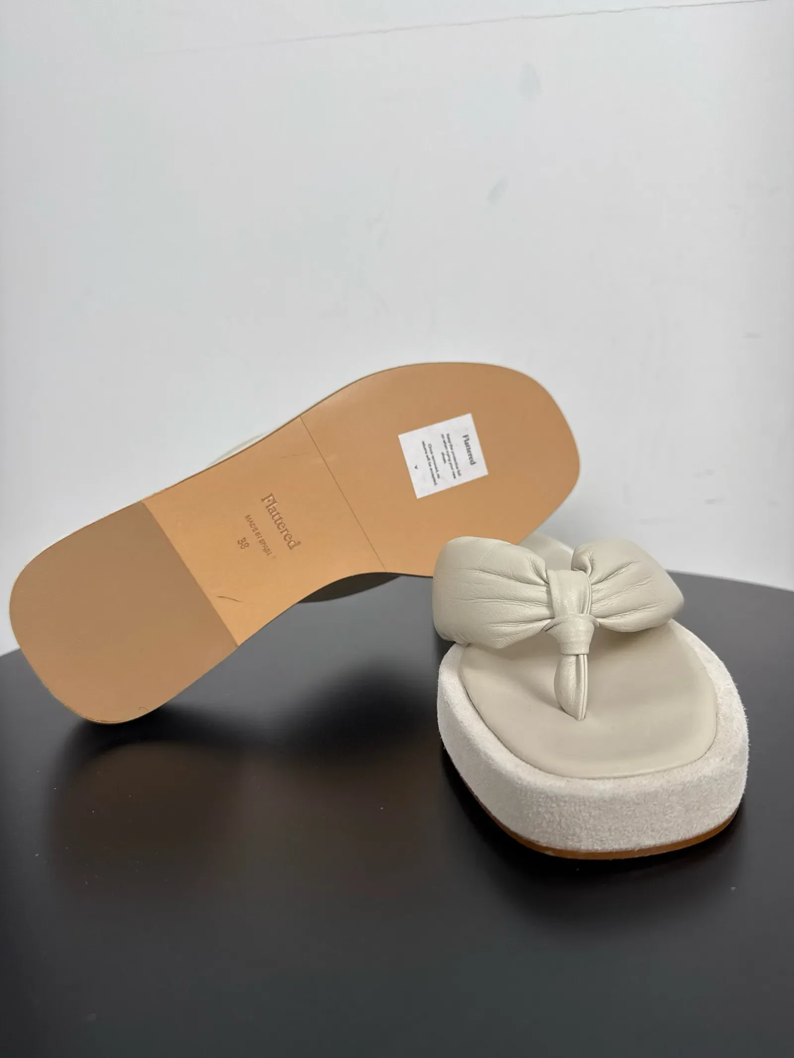 Flattered Blair Creme Leather / Suede-skinnsandaler - Image 3