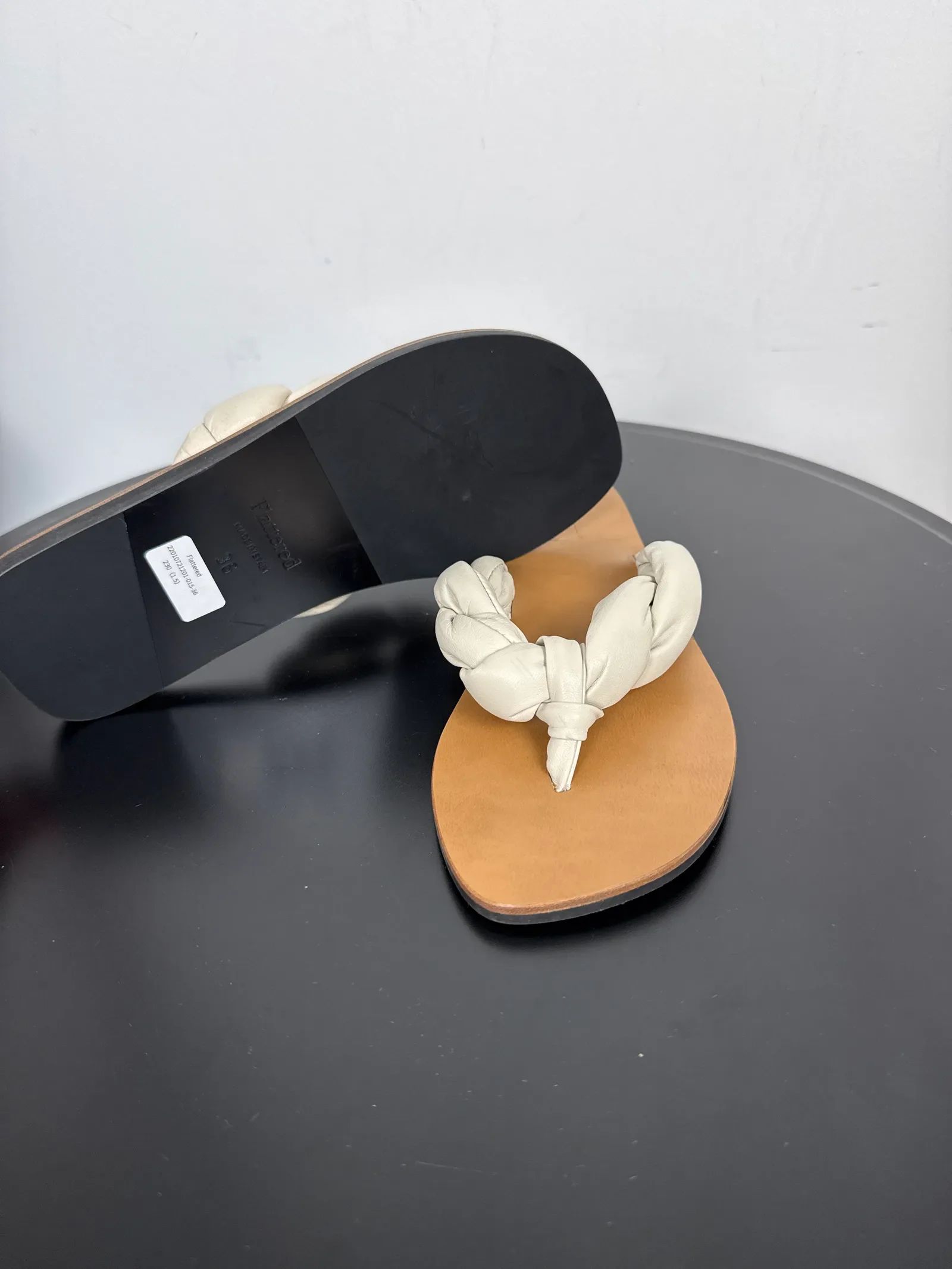 Flattered Blanche Creme Leather-skinnflip-flops NWOT - Image 3