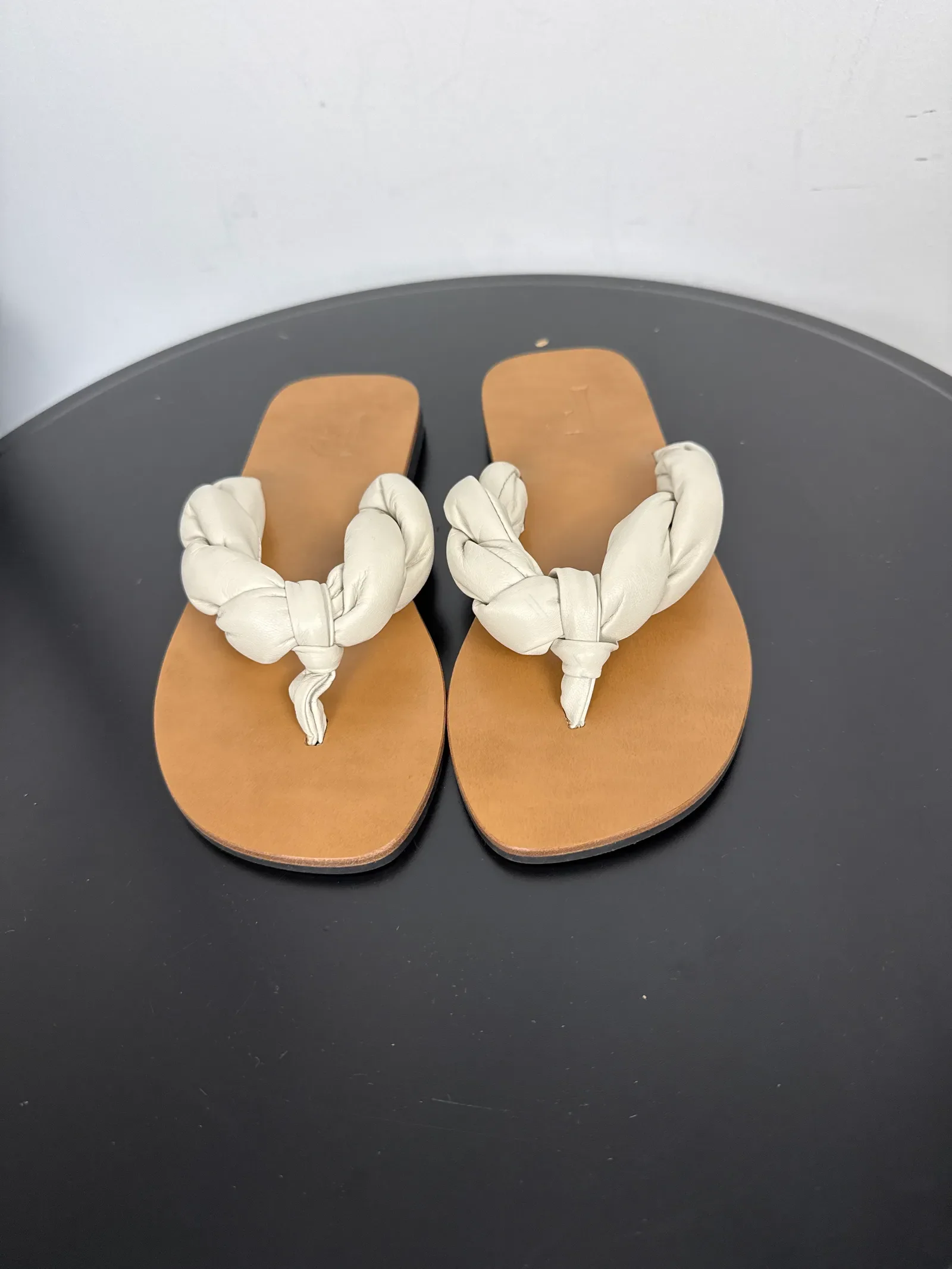 Flattered Blanche Creme Leather-skinnflip-flops NWOT - Image 4