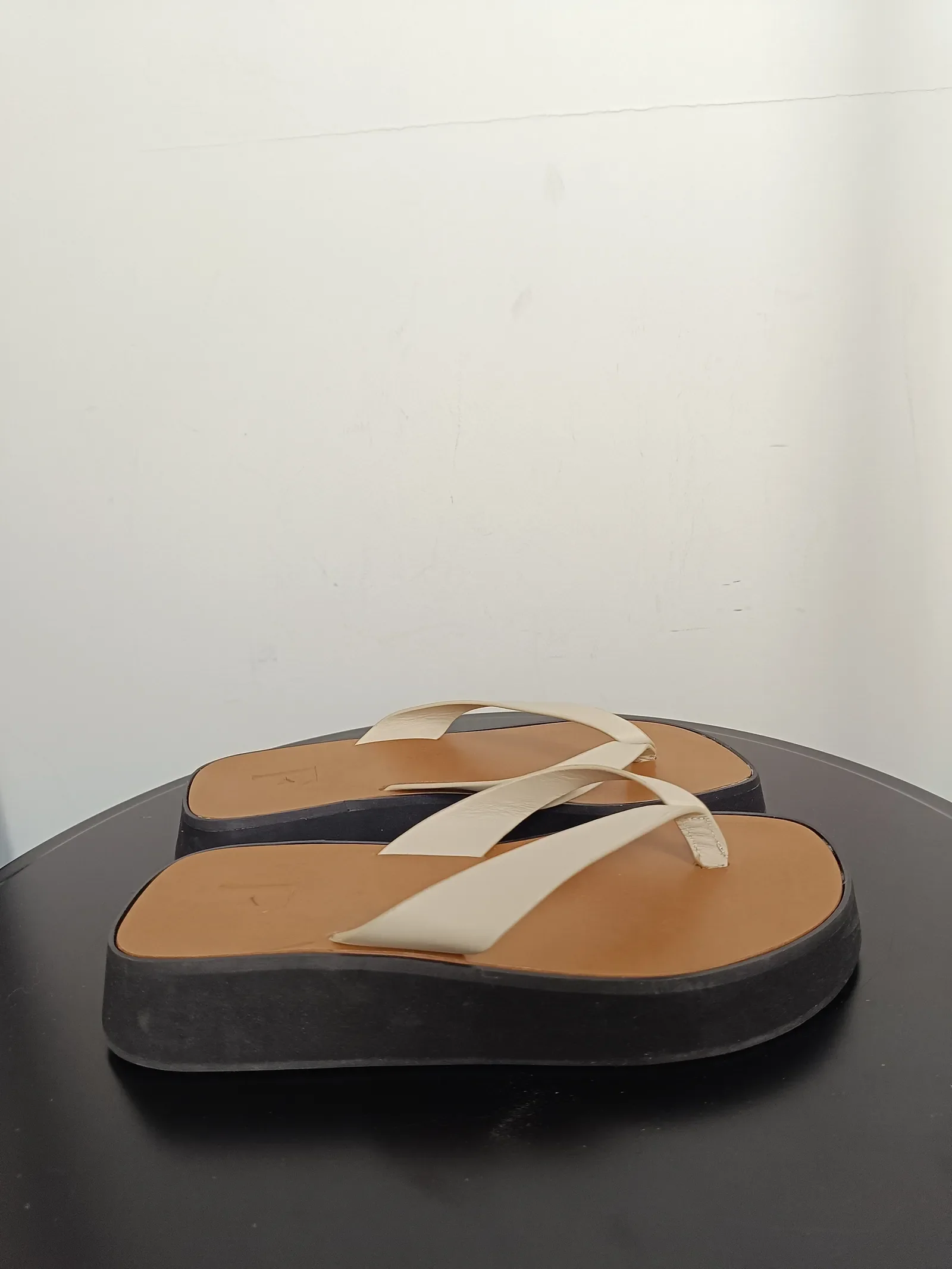 Flattered Brooke creme leather-skinnflip-flops - Image 6