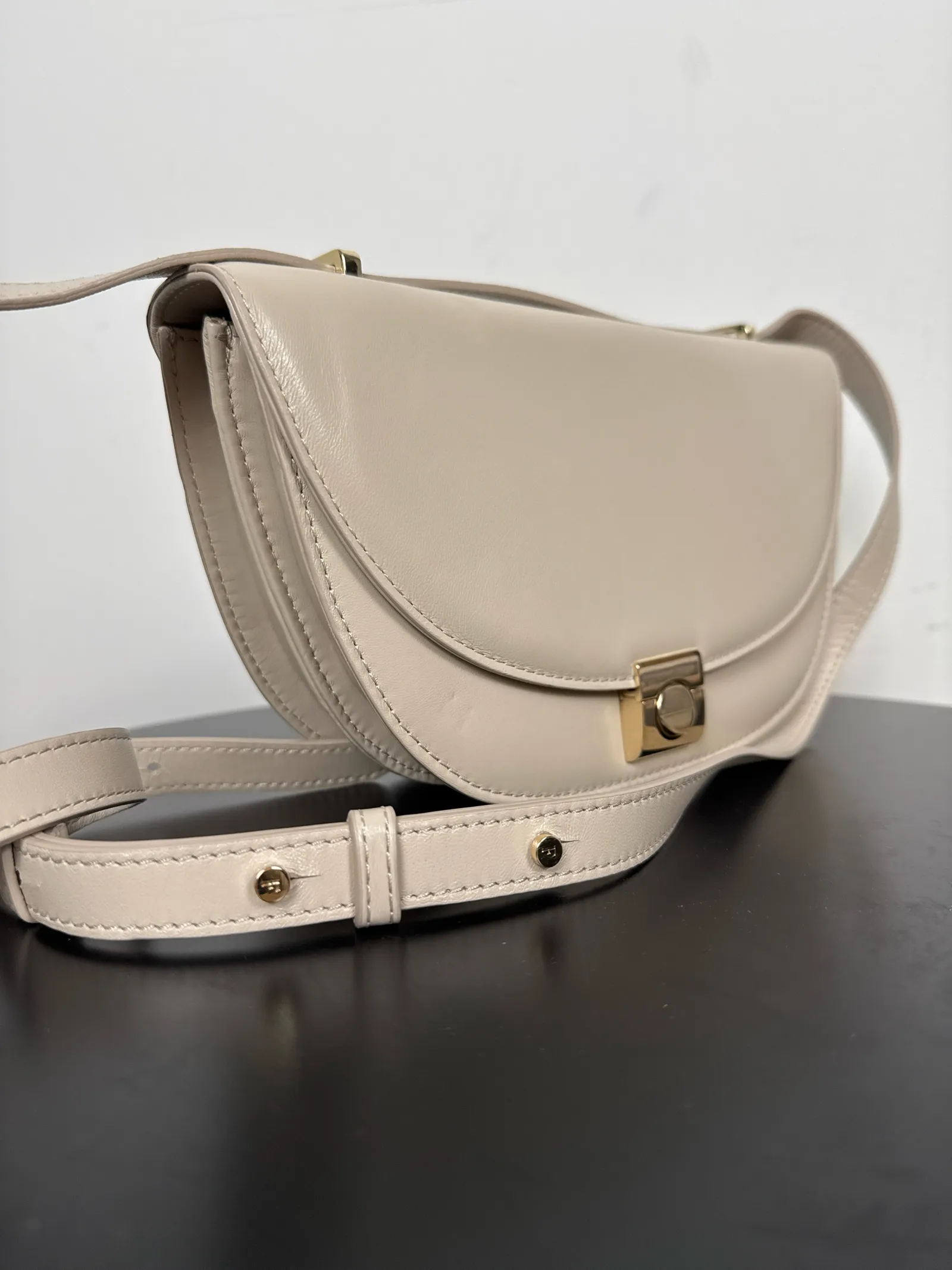 Flattered Cindy Cross Taupe-skinnaxelremsväska - Image 3