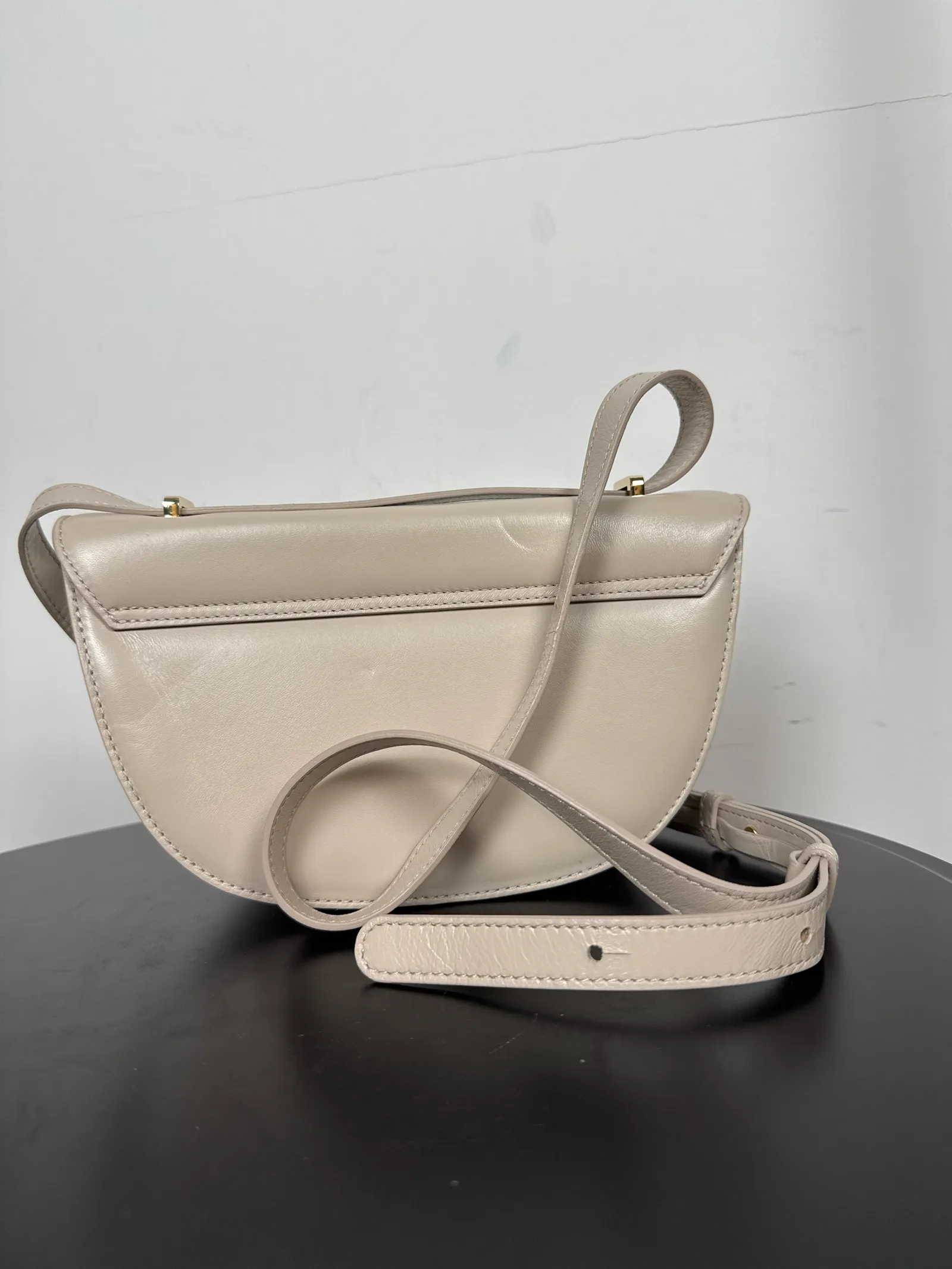 Flattered Cindy Cross Taupe-skinnaxelremsväska - Image 6
