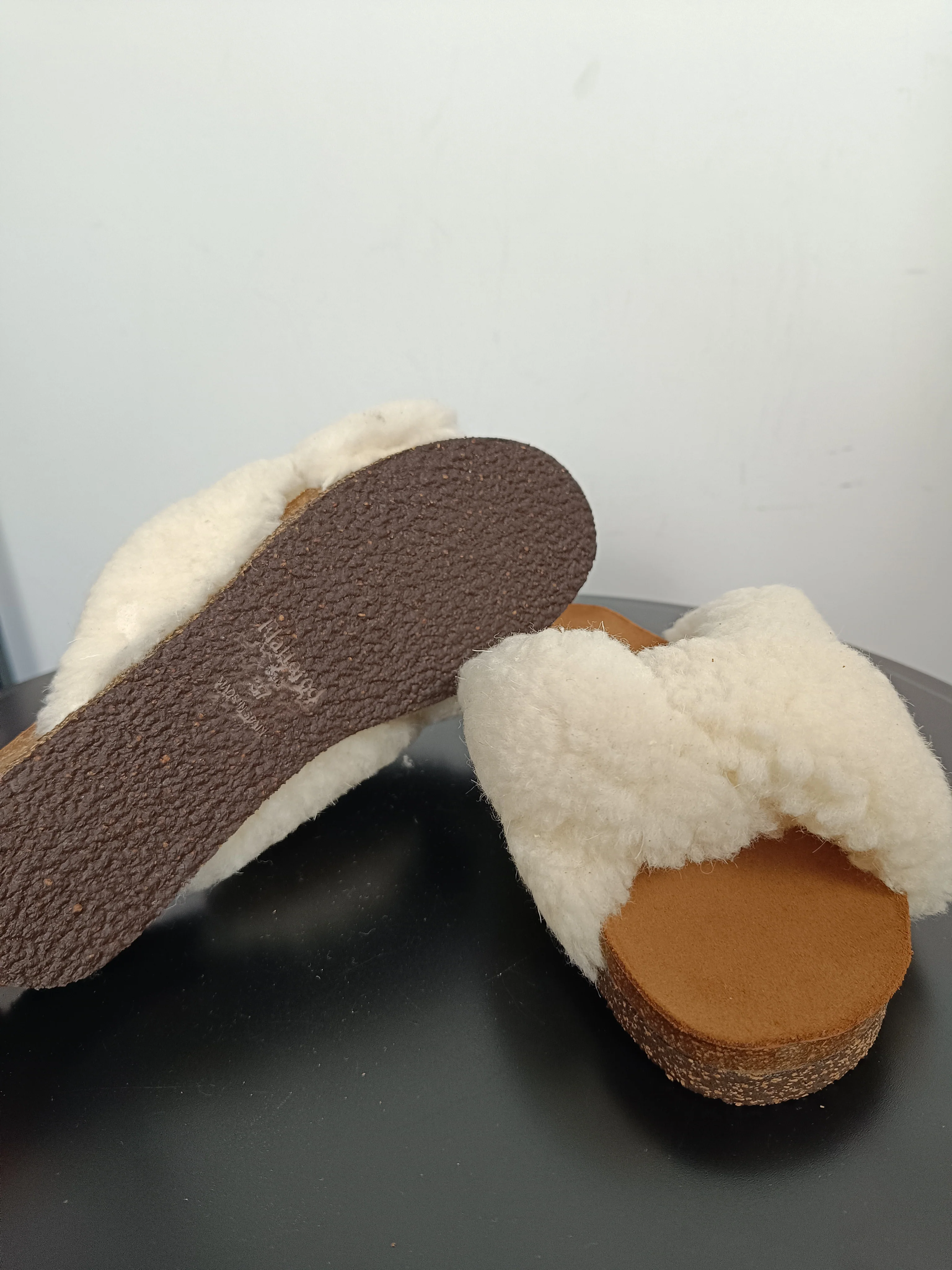 Flattered Lou Creme Teddy-ullsandaler NWOT - Image 3