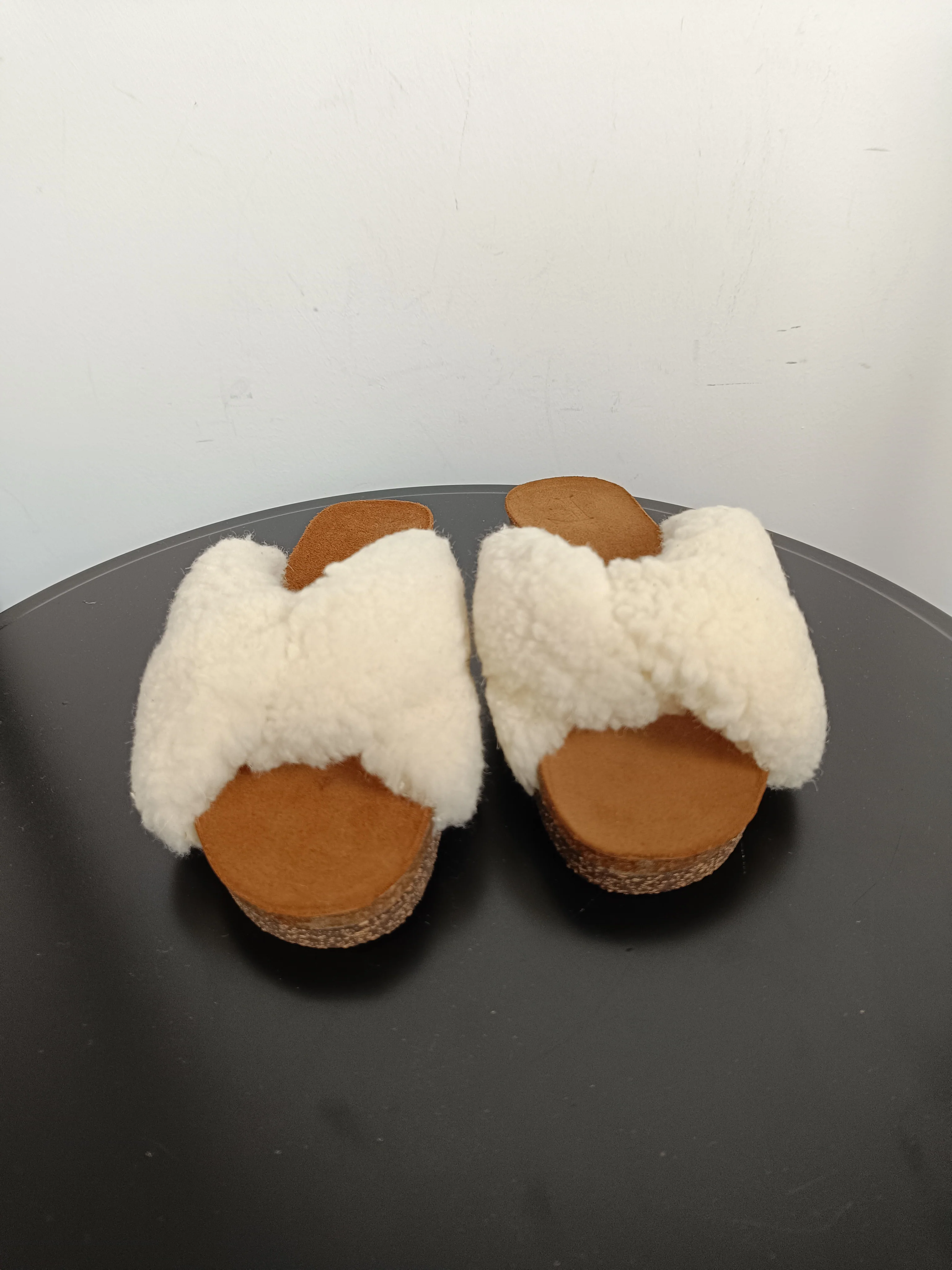 Flattered Lou Creme Teddy-ullsandaler NWOT - Image 4