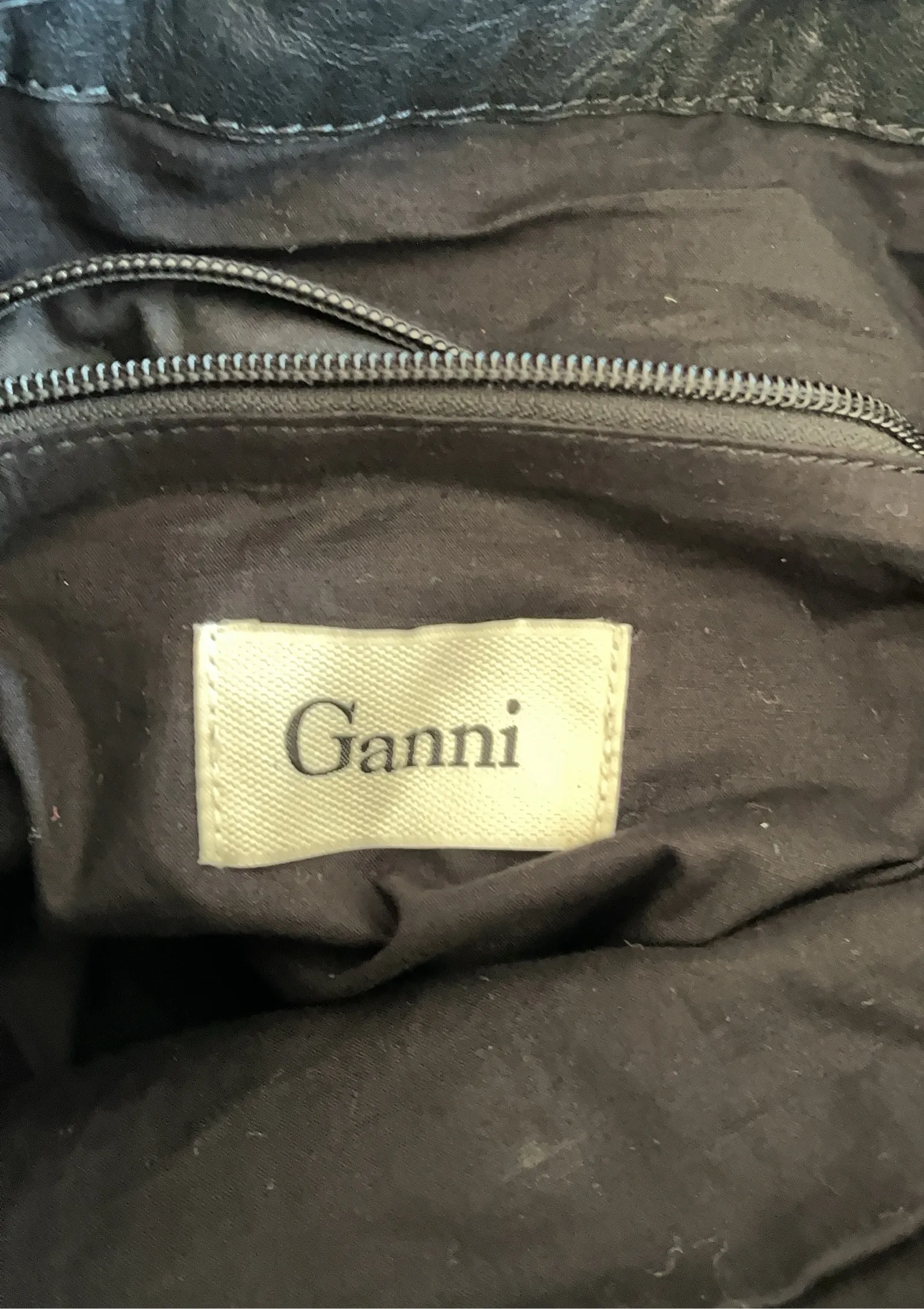 Ganni-skinnaxelremsväska - Image 5