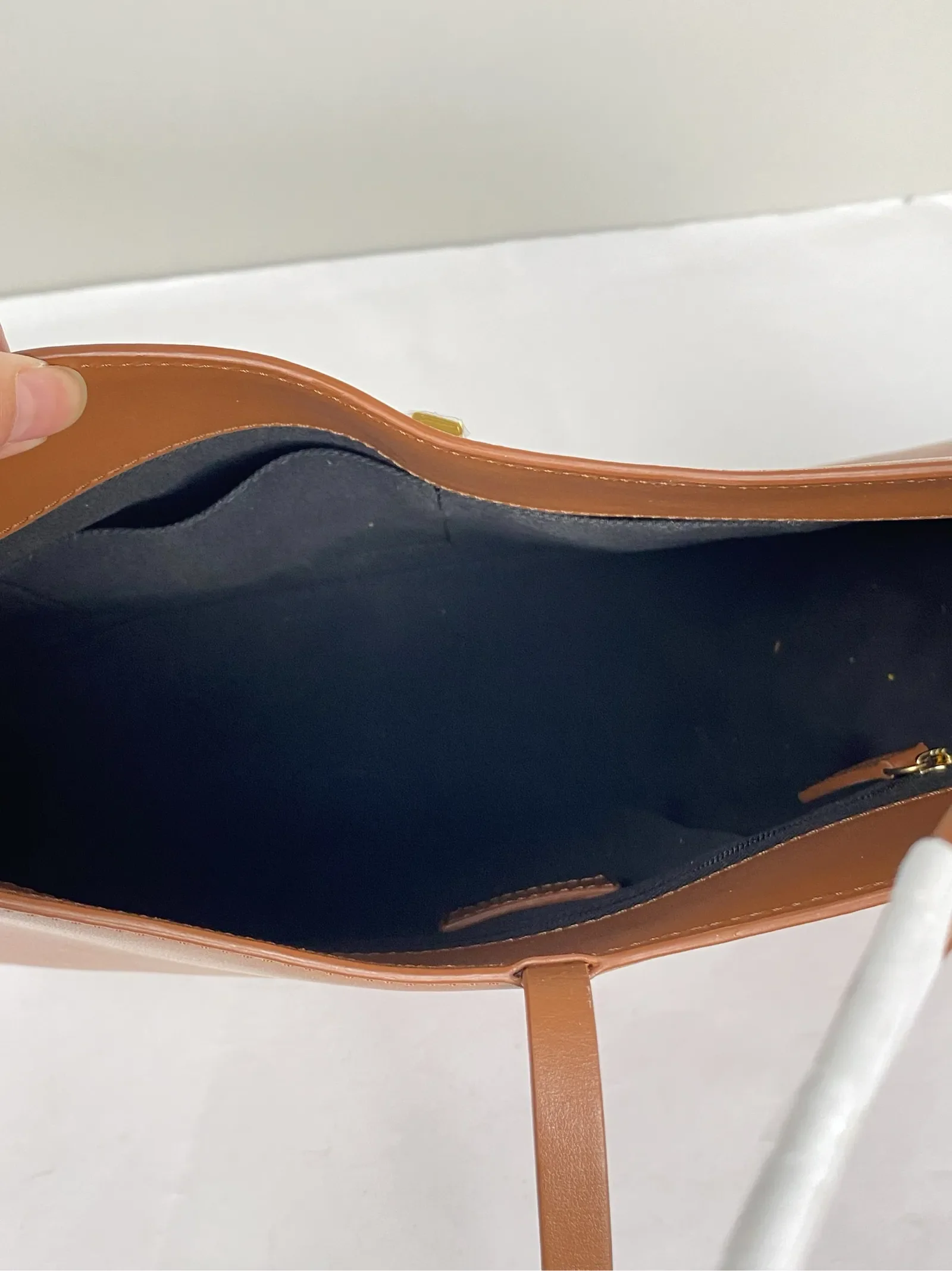 Demellier-skinnhandväska NWOT - Image 4