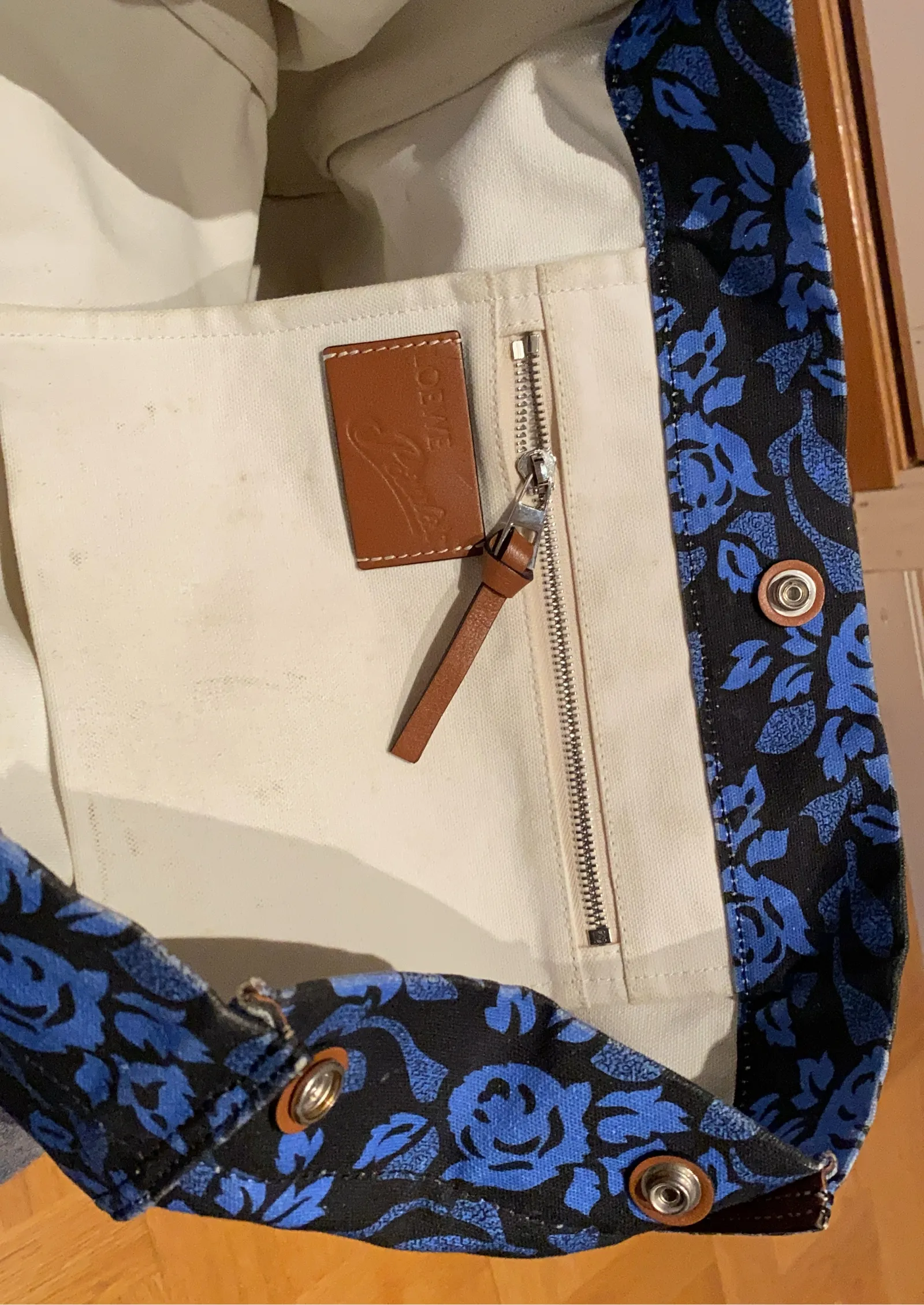 Loewe-skinnaxelremsväska - Image 3