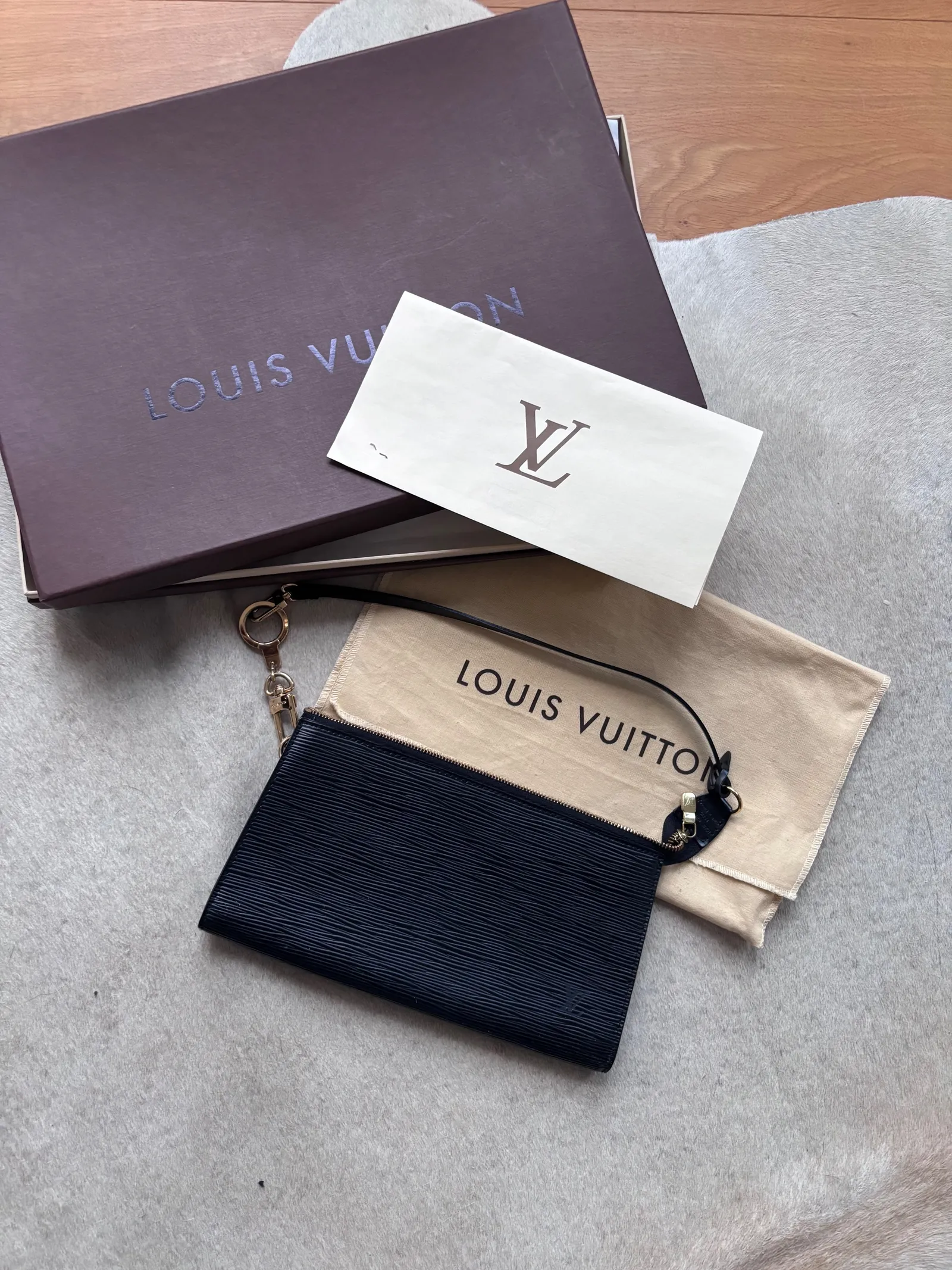 Louis Vuitton Lv Epi Poshette-skinnaxelremsväska - Image 9