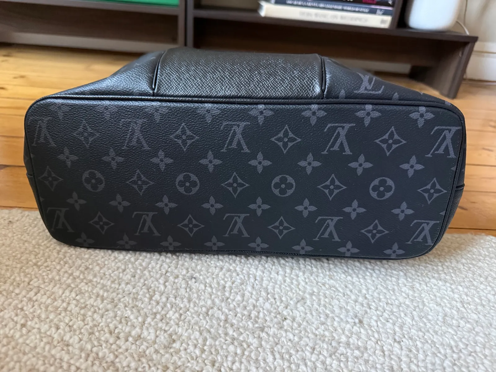 Louis Vuitton Tote Outd Tgrama-skinnhandväska NWOT - Image 5