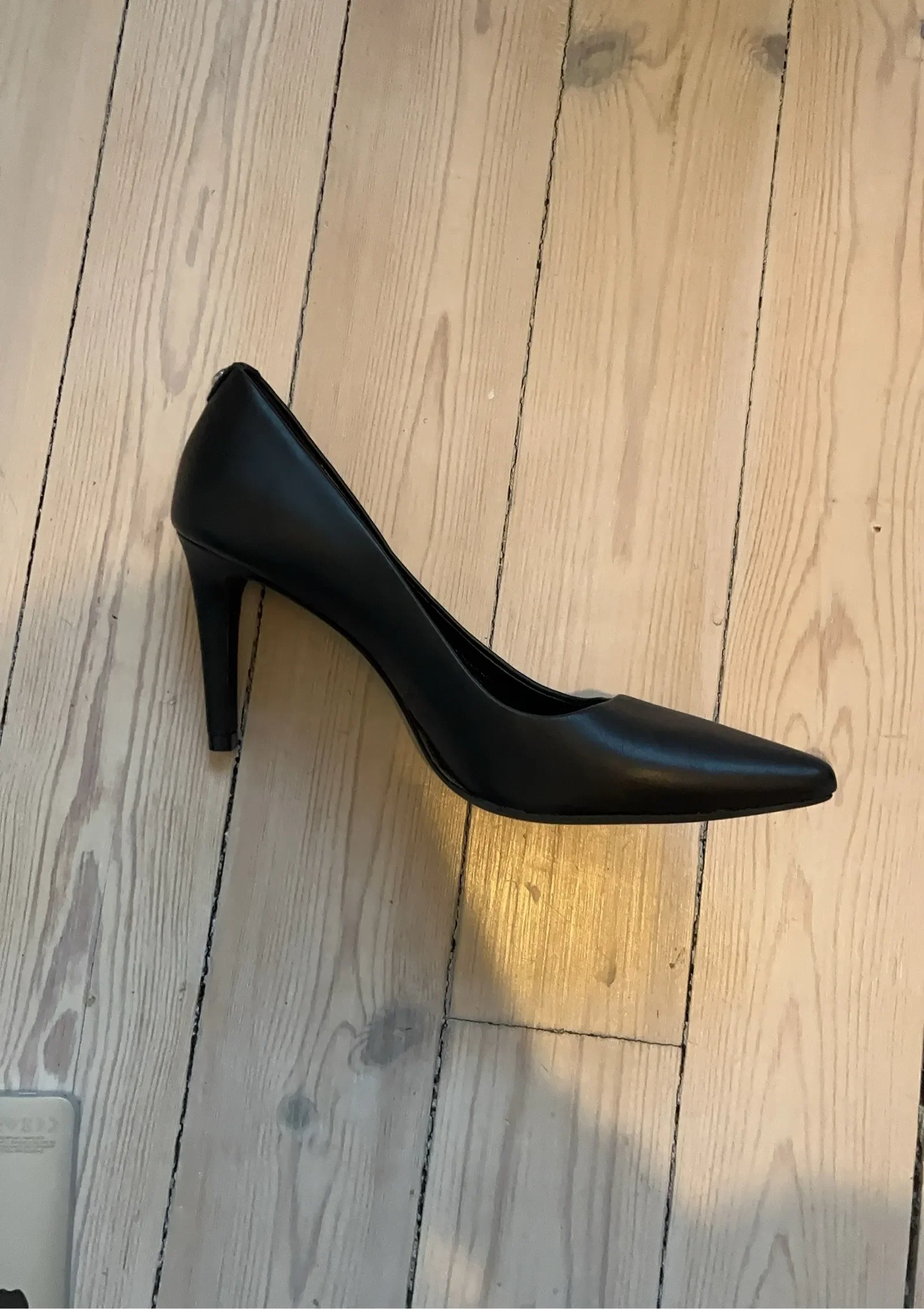 Michael Kors-skinnklackar NWOT - Image 4