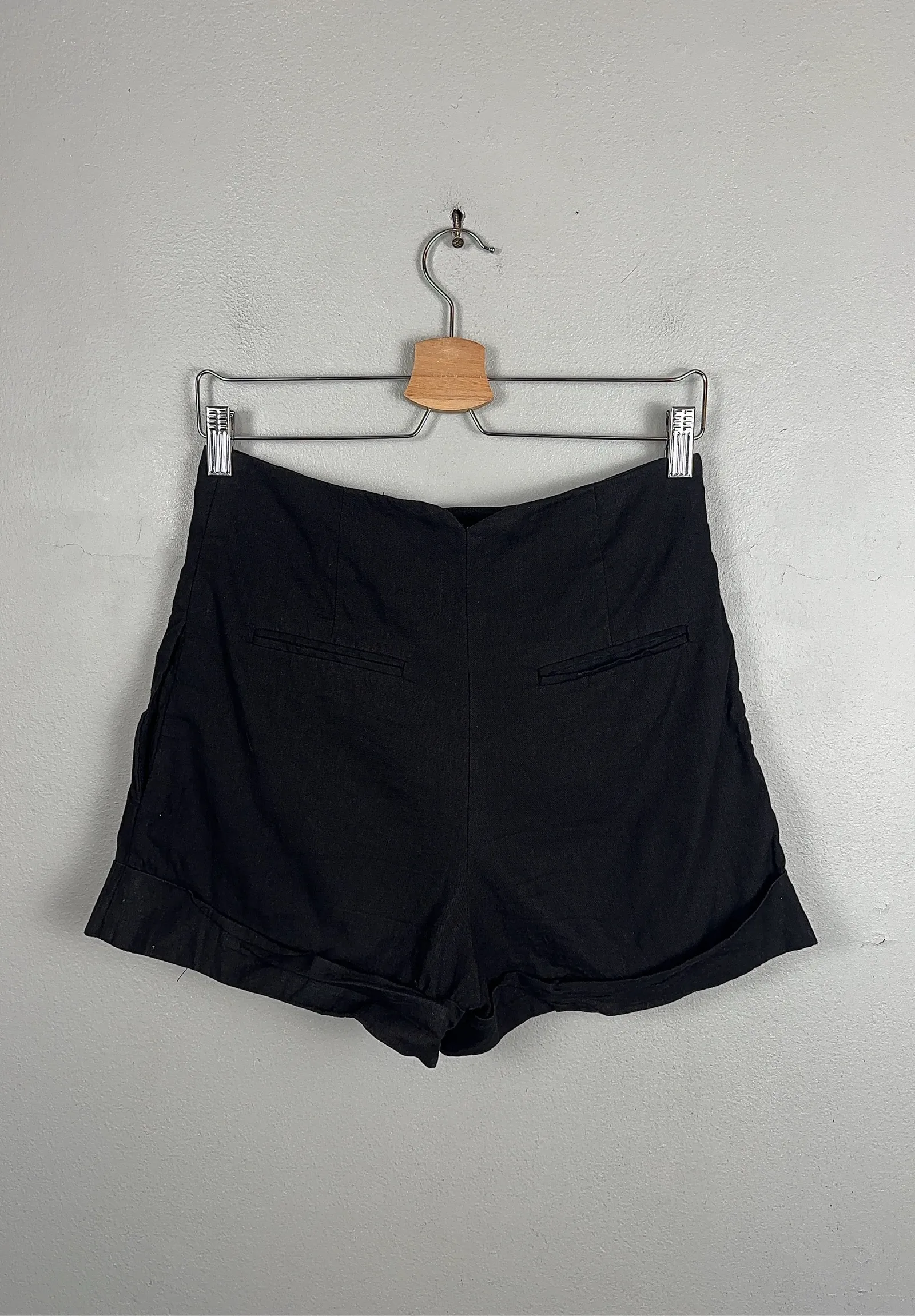 Catherine Malandeino-linneshorts - Image 4