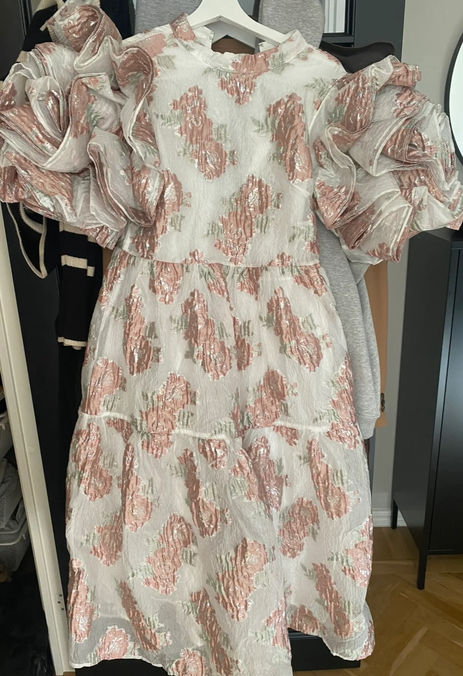 Sister Jane Lucie Short-sleeve Ruffle Midi-klänning NWT - Image 2
