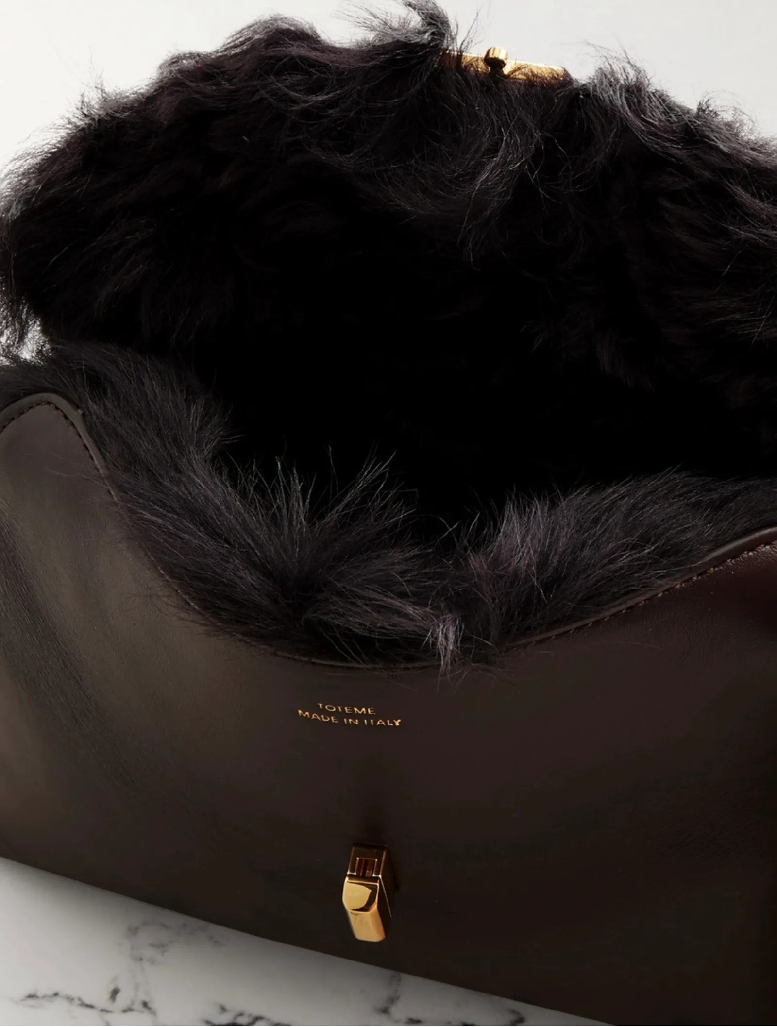 Toteme T-lock Shearling Col Bark-skinnhandväska - Image 3