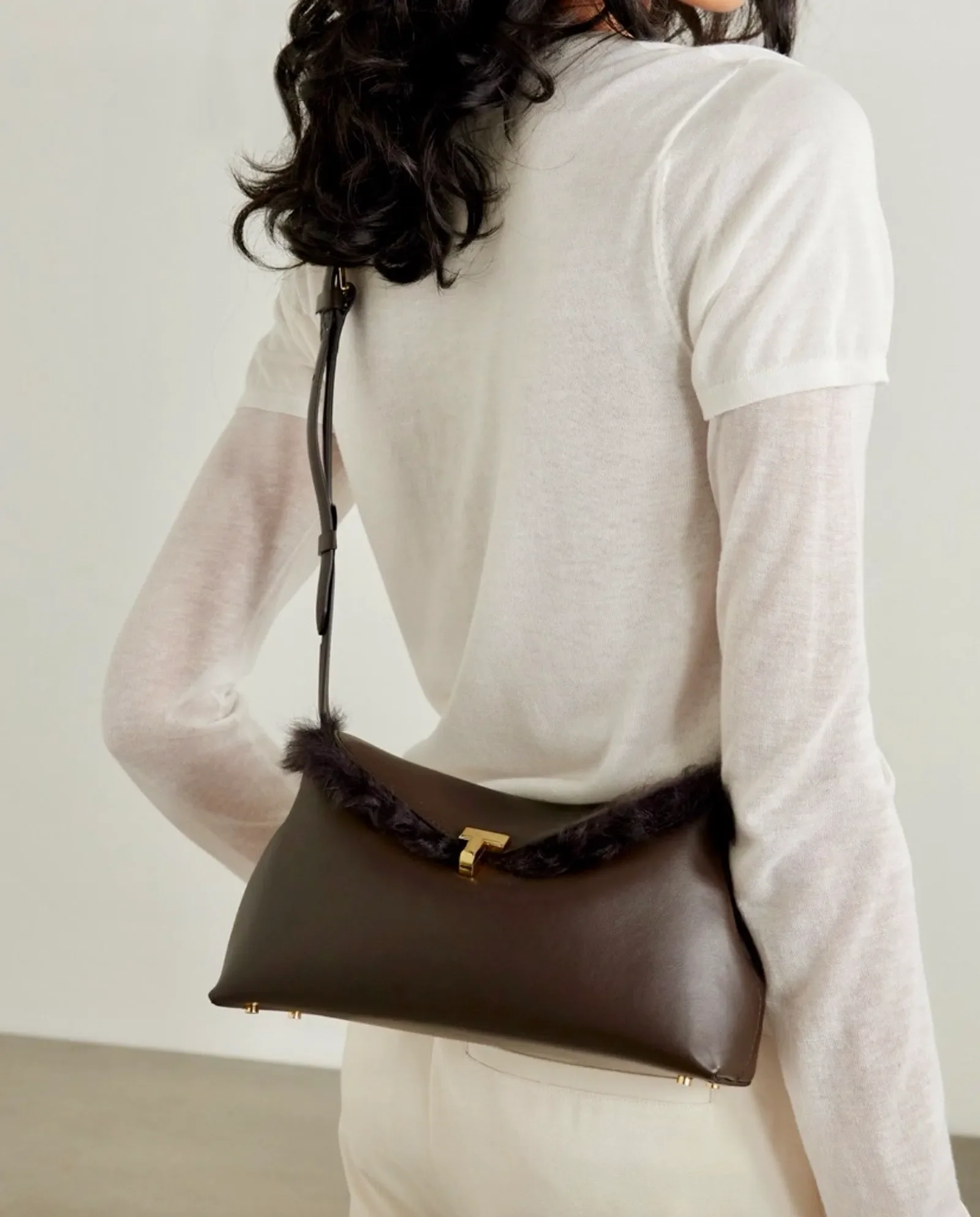 Toteme T-lock Shearling Col Bark-skinnhandväska - Image 4