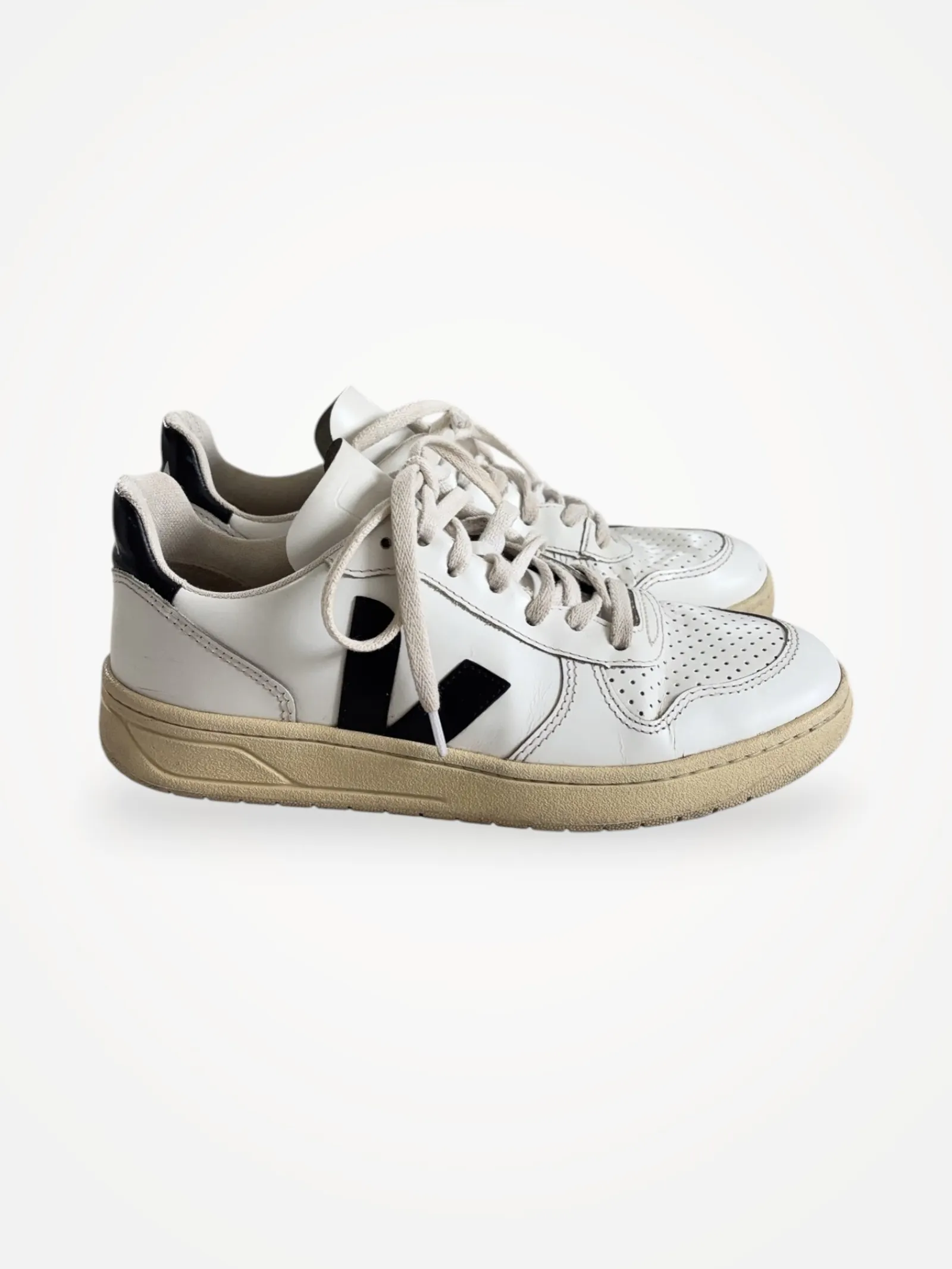 Veja V-10-skinnsneakers
