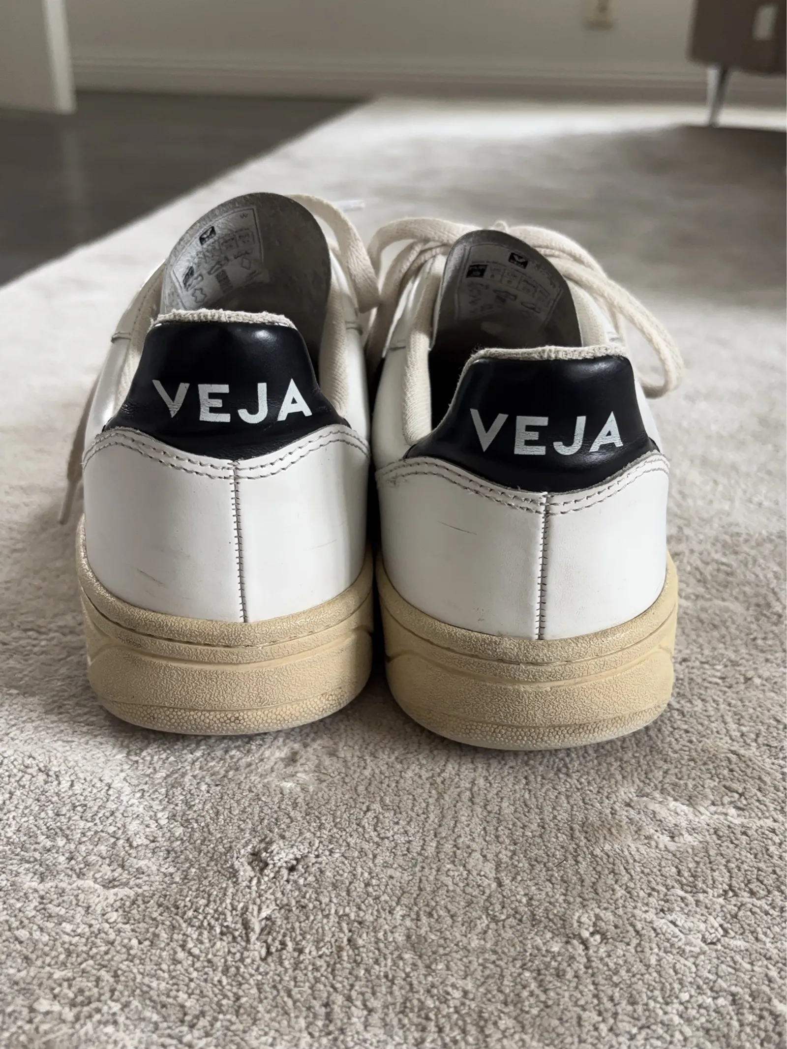 Veja V-10-skinnsneakers - Image 2