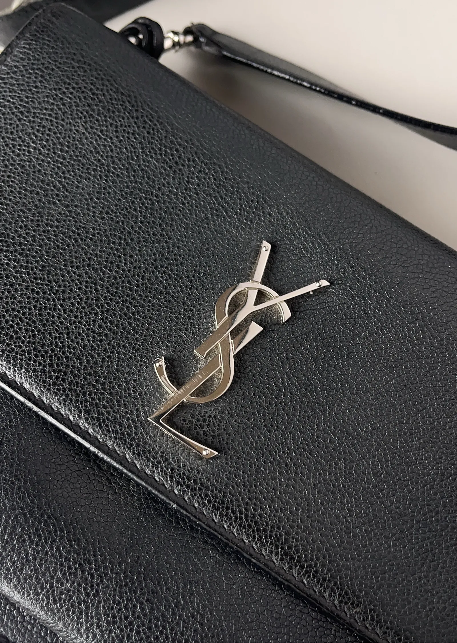 Yves Saint Laurent-skinnaxelremsväska - Image 3
